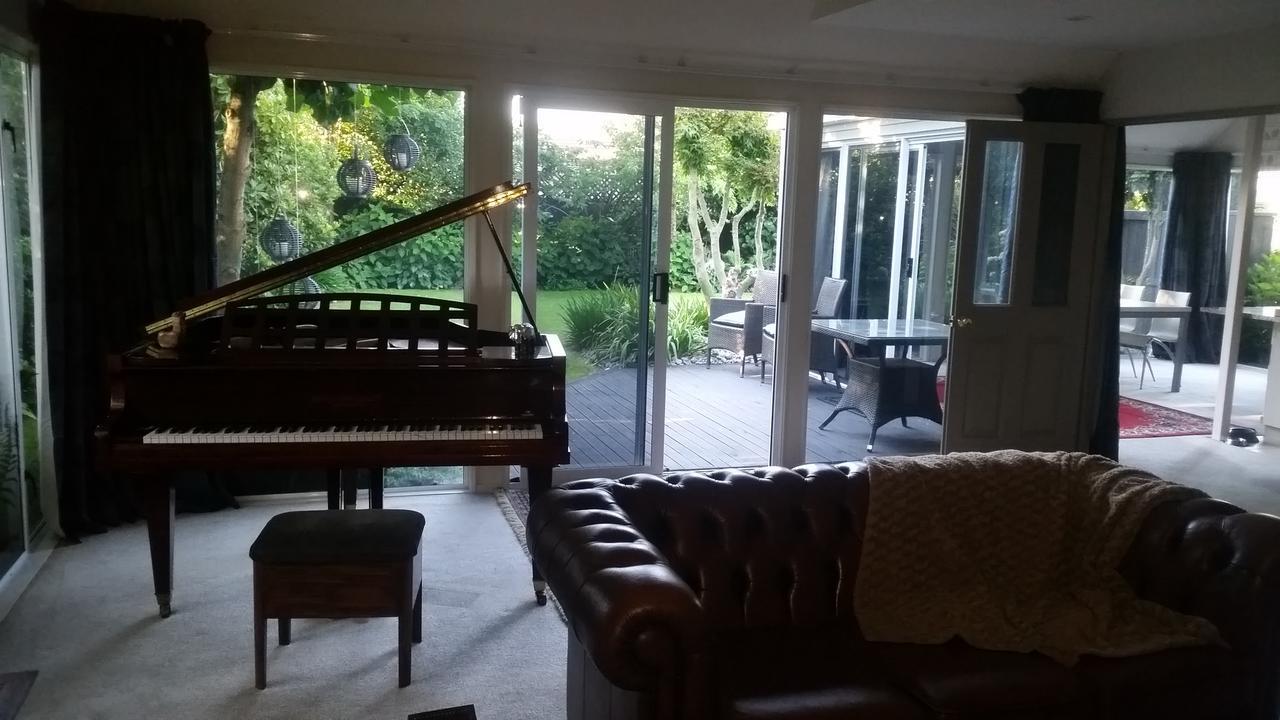 Berni'S Boutique Bnb Christchurch Esterno foto